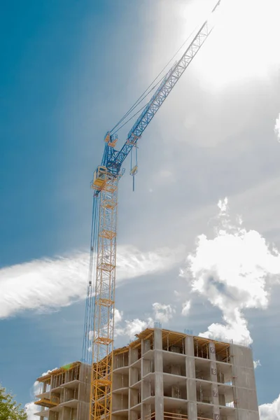 Edificio moderno bajo detalle de construcción, marco de hormigón, ventana — Foto de Stock