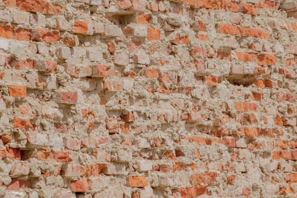 住宅bのひび割れた赤い粘土レンガの壁の正面図 — ストック写真