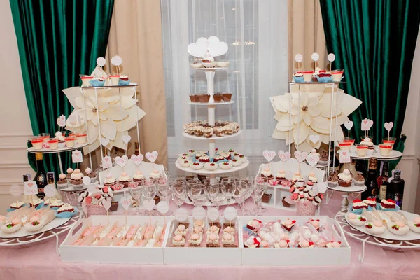 Deser ślub z pysznym ciasto wyskakuje i różne słodycze, c — Zdjęcie stockowe