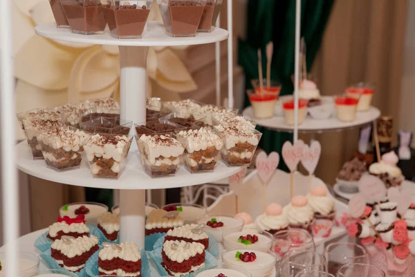 Hochzeitsdessert mit leckeren Cake Pops und verschiedenen Süßigkeiten, Schokoriegel — Stockfoto