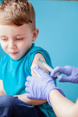 Aşılama konsepti. Kadın doktor aşık sevimli küçük çocuk o