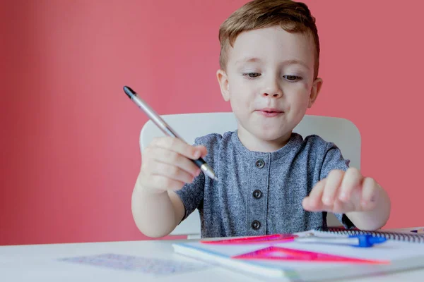 Porträtt av söt unge pojke hemma gör läxor. Lilla Concent — Stockfoto