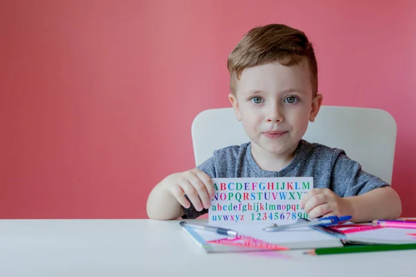 Portret van schattige jongen thuis maken huiswerk. Weinig concent — Stockfoto