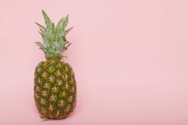 İkiye bir pastel pembe sulu ananas ayırmak. Çok az su