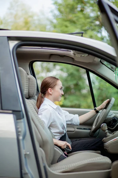 여성의 손은 자동차의 안전 벨트를 고정합니다. 운전 하기 전에 차 안에 앉아 있는 동안 자동차 안전 벨트를 닫고 안전한 여행을. 여성 드라이버의 클로즈업 샷은 안전 벨트를 고정 — 스톡 사진