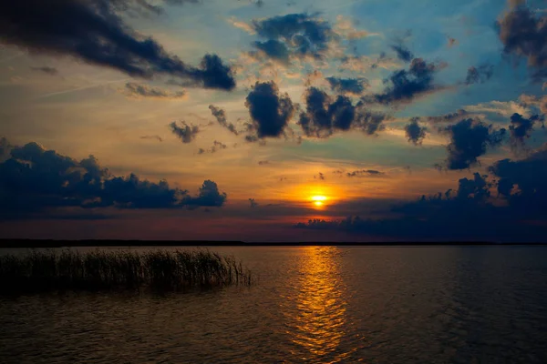 Hermoso atardecer de verano en el lago Svityaz. Fondo de puesta de sol — Foto de Stock