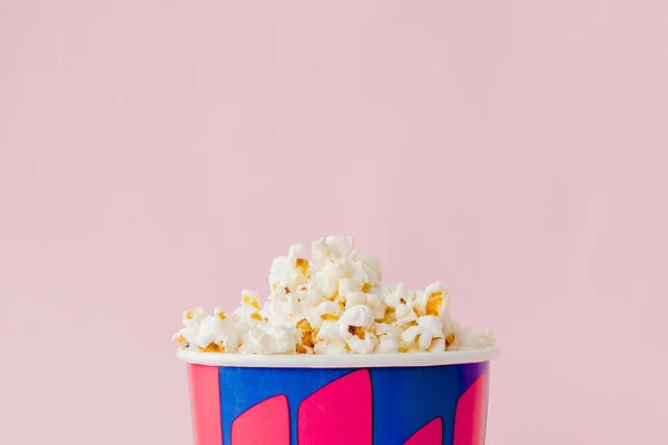 Popcorn auf pastellrosa Hintergrund und Platz für Text. flach lag. Kopierraum. Kino-Konzept. Hintergrund — Stockfoto