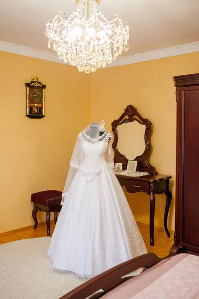 Vestido de noiva branco em um manequim no quarto — Fotografia de Stock