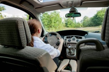 Mutlu pozitif ile hoş görünümlü kadın portre yakın 