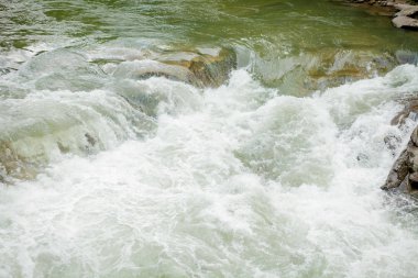 Küçük şelale ile taş ve dağ Nehri, bulanık arka plan, bir dağ nehri akışı