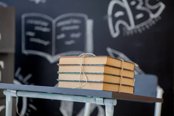 Iskolai könyvek az iskolai íróasztalon. Oktatás, vissza az iskolába. — Stock Fotó