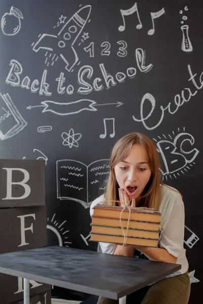Student je proti tabuli s "zpátky do školy" na backgu — Stock fotografie