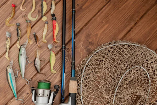 Kiev, Ucraina- Maggio 15, 2019 Attrezzatura da pesca - pesca filatura, ami e esche su sfondo di legno con spazio copia — Foto Stock