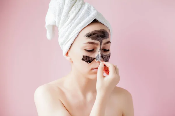 Kosmetyczne peeling kosmetyczny. Zbliżenie piękna młoda kobieta z bla — Zdjęcie stockowe