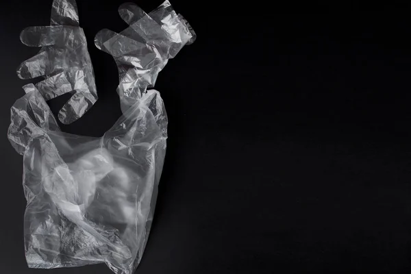Plastový sáček s držadlem, rukavicemi na černém pozadí. Použité p — Stock fotografie