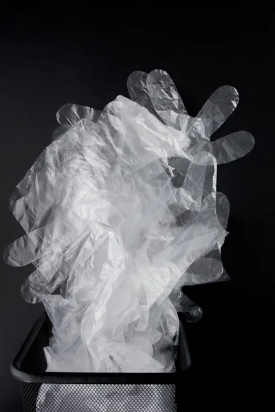 Plastový sáček s držadlem, rukavice v přihrádce na černém pozadí — Stock fotografie