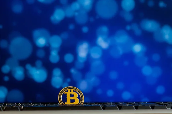 Bitcoin monnaie sur l'ordinateur du clavier sur fond bokee.Virtua — Photo
