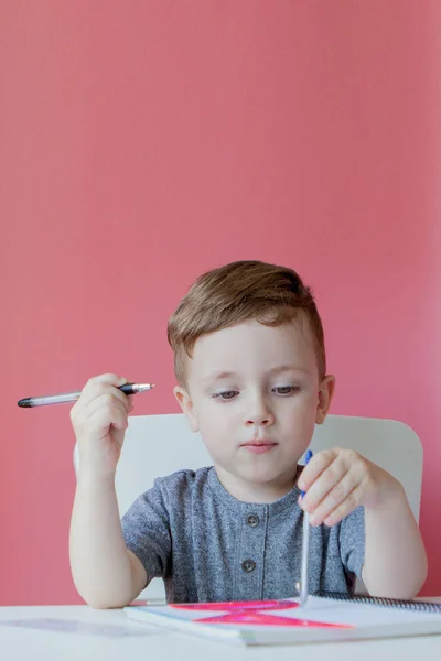 Ev ödevi yapma evde sevimli çocuk çocuk portresi. Küçük Concent — Stok fotoğraf
