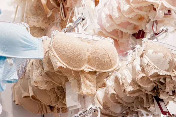 Soutien gorge femme a vendre sur le marche. Vareite du soutien gorge suspendu dans le magasin de sous vetements de lingerie. Annoncez Vente Concept Mode Photo de stock par volody100 ukr 252785764