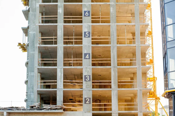 Modernes Gebäude im Bau Detail, Betonrahmen, Fensteröffnungen und Gerüste — Stockfoto