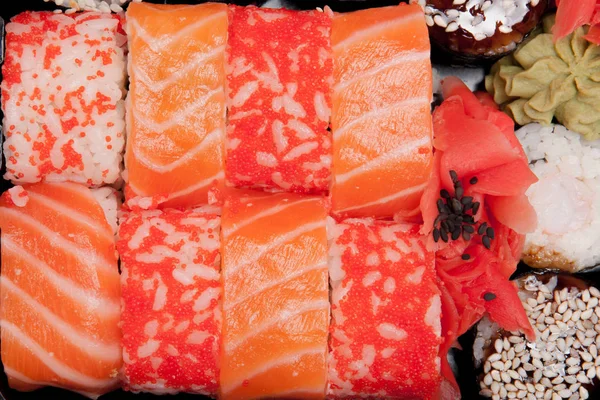 Napowietrznych japońskich Sushi żywności. Rolki z tuńczyka, łosoś, krewetki, Krab i awokado. Widok z góry na różne Sushi, wszystko, co można jeść menu. — Zdjęcie stockowe