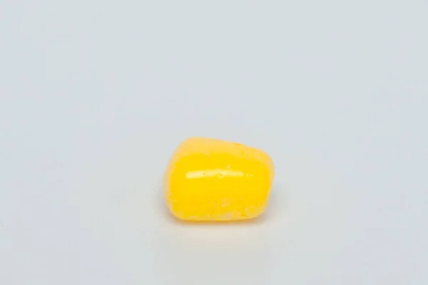 Cerca de maíz amarillo sintético para la pesca. Accesorios para carpa — Foto de Stock
