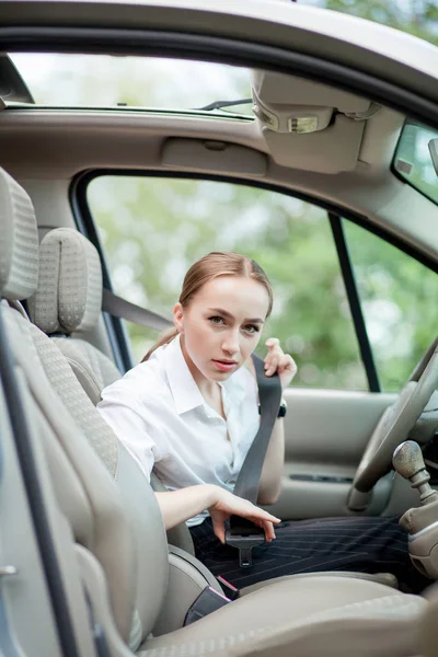 Ręka kobiet mocuje pasy bezpieczeństwa samochodu. Zamknij samochód SE — Zdjęcie stockowe