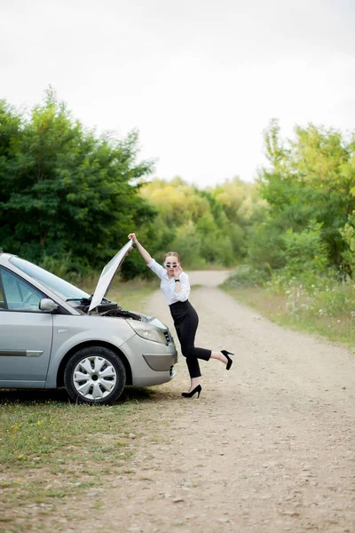 젊은 여자 로 그 차 는 고장 후 길가 에 그녀 op — 스톡 사진