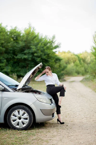 Молода жінка на узбіччі після того, як її машина зламалася Вона відкрила — стокове фото