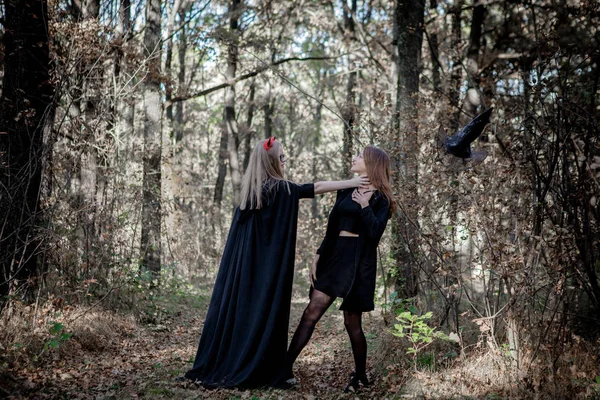 Halloween démon et sorcière dans les bois — Photo