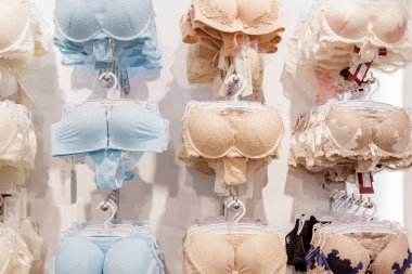 Kiev, Ukrayna-Mayıs 15, 2019 Shop kadın iç çamaşırı giysileri, raf üzerinde Lingerie. Perakende dükkan, mağaza
