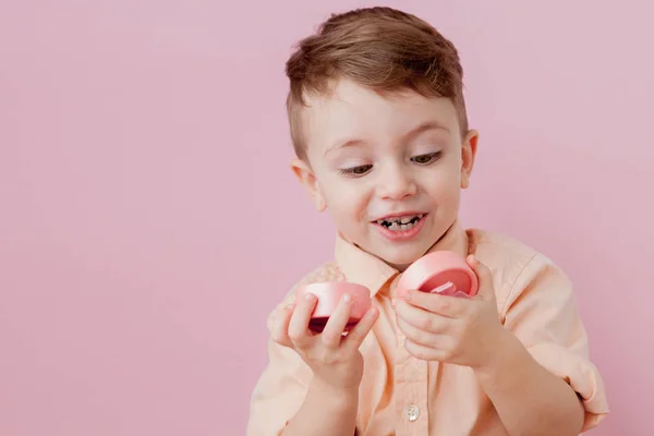 Bir hediye ile mutlu küçük çocuk. Pembe arka plan izole fotoğraf — Stok fotoğraf