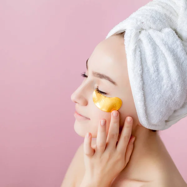 Retrato de Mulher Beleza com manchas nos olhos sobre fundo rosa. O quê? — Fotografia de Stock