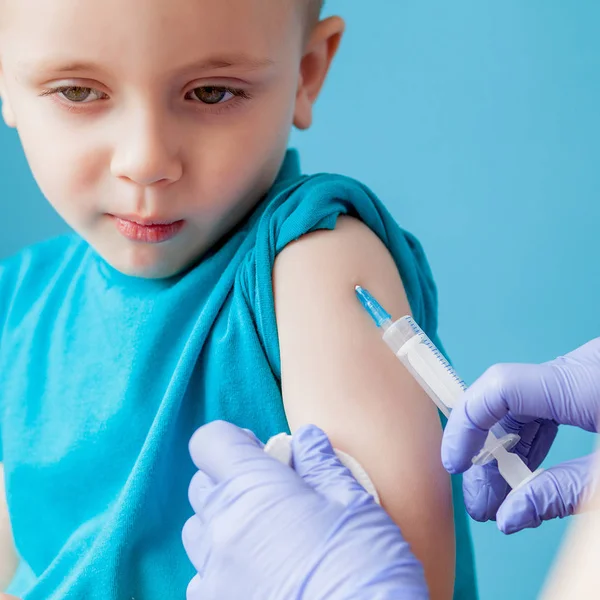Aşılama konsepti. Kadın doktor aşık sevimli küçük çocuk o