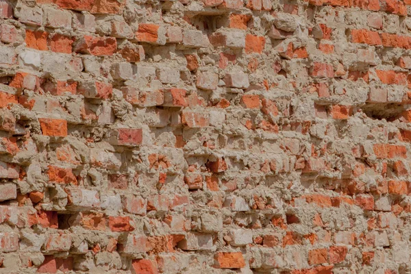 Framifrån av spruckna röd lera tegelväggen i ett bostadshus — Stockfoto