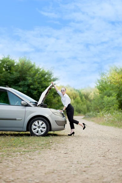 Joven mujer en el borde de la carretera después de que su coche se ha roto Ella op —  Fotos de Stock