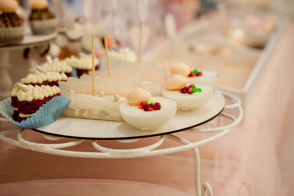 Panakota en la mesa de bodas. Pastel de boda blanco suave y dif — Foto de Stock