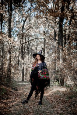 Cadılar Bayramı cadısı ormanda bıçaklanmış.