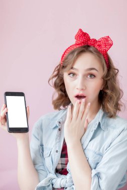 Pin-up makyaj ve saç modeli üzerinde toplu iğne ile güzel genç kadın