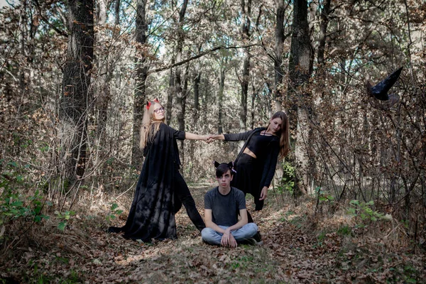 Teenager in Halloween-Kostümen im Wald — Stockfoto