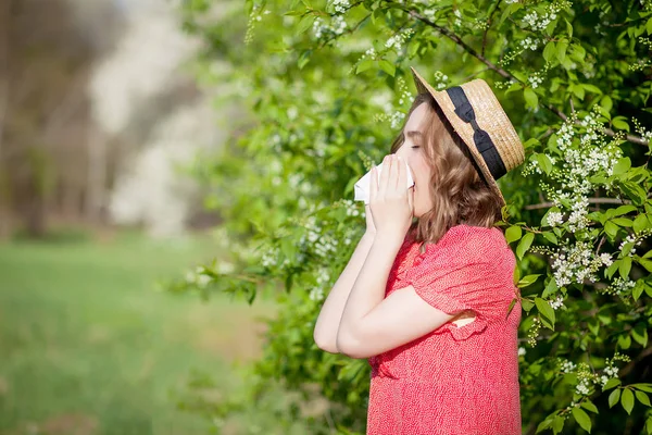 Jong meisje waait neus en niezen in weefsel voor Bloom — Stockfoto