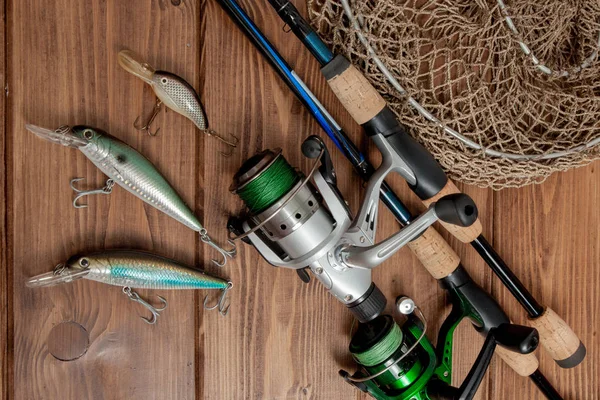 Рибальська ловля прядіння, гачки та приманки на дерев'яному спині — стокове фото