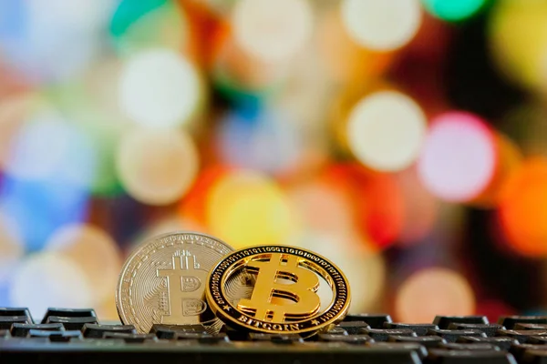 Bitcoin valuta sul computer tastiera su sfondo bokee. Virtua — Foto Stock