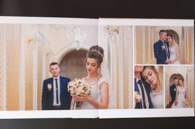 Kiev, Ukrayna- 15 Mayıs 2019 Siyah arka plan üzerine düğün photobook veya düğün albümü Sayfaları