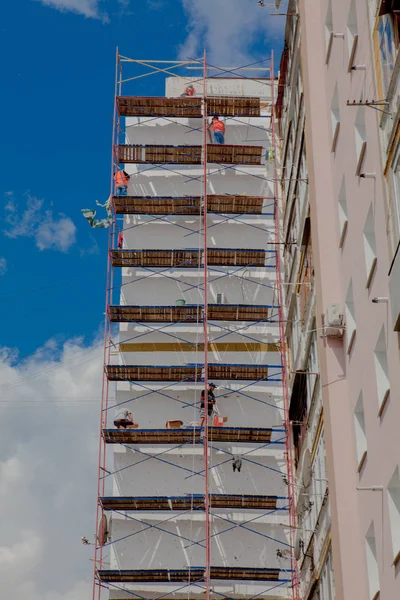 Scaffolding on a multistory building. Warming of the outer wall — Stock Photo, Image