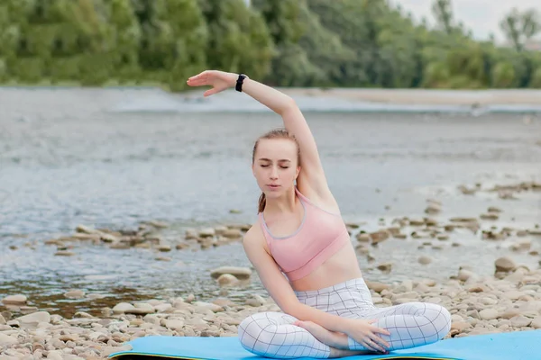 Gesundes Mädchen entspannt sich beim Meditieren und Yoga-Training — Stockfoto