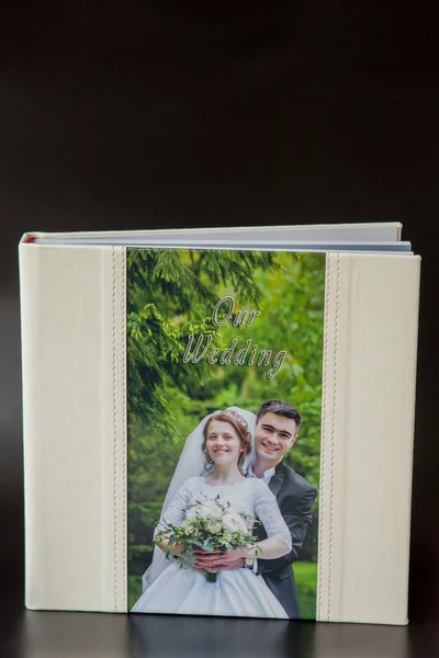 Kiev, Ucrânia - Maio 15, 2019 Páginas de casamento photobook ou álbum de casamento sobre fundo preto — Fotografia de Stock