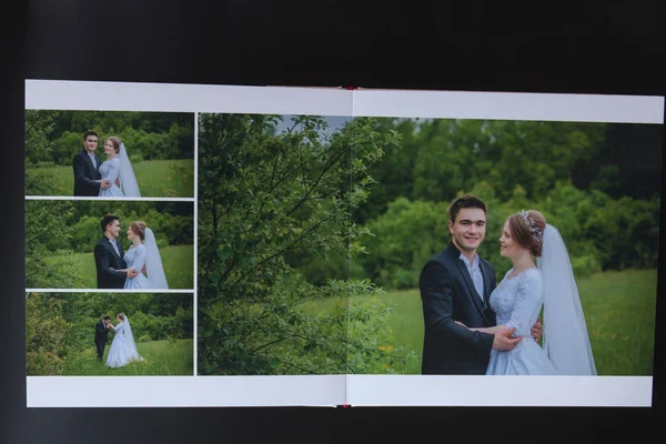 Kiev, Ucrania- mayo 15, 2019 Páginas del libro de fotos de boda o álbum de bodas sobre fondo negro —  Fotos de Stock