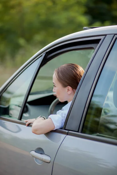 Ritratto sparato attraverso il parabrezza di bella donna in auto — Foto Stock