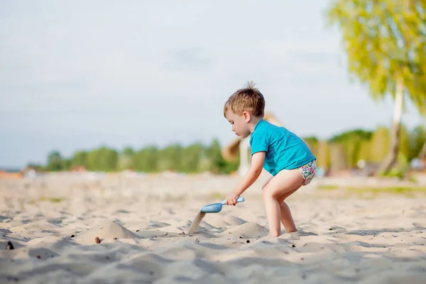 Chłopiec bawiący się na plaży. Dziecko bawić się na morzu na wakacjach letniej rodziny — Zdjęcie stockowe